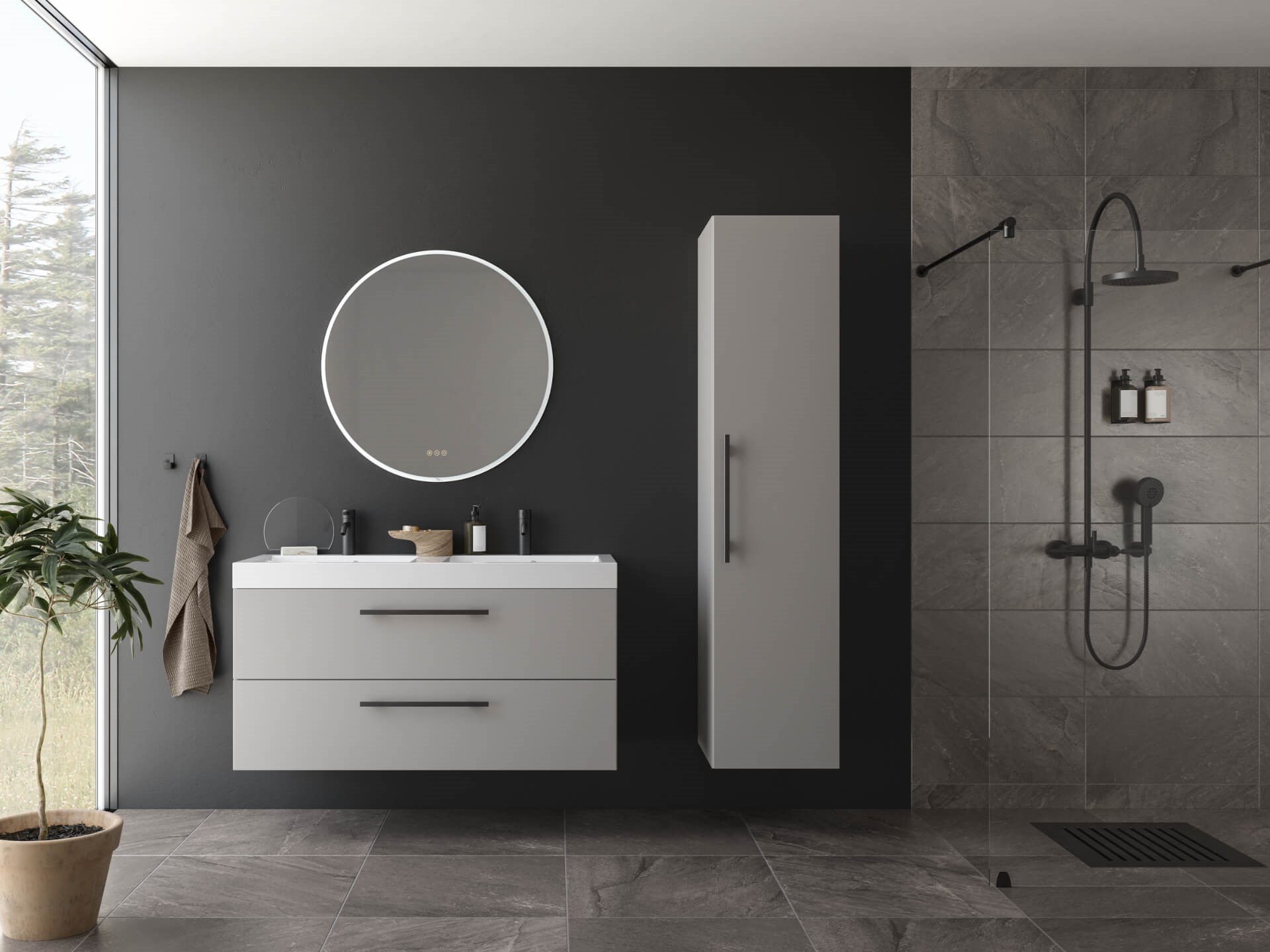 Miljøbilde grått baderomsinteriør og vegger. Sort blandebatteri til servant og dusjarmatur. Mørkt bad med rundt speil.