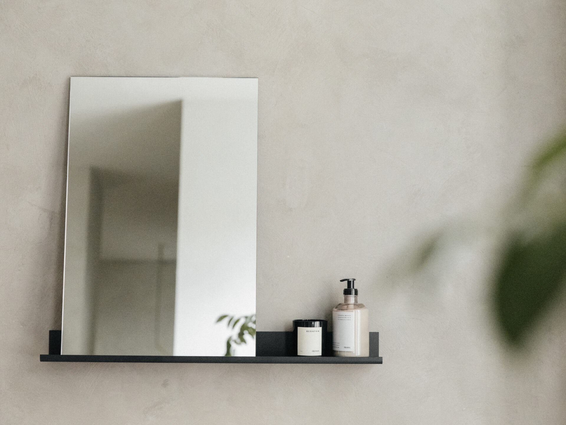 Produktbilde speil med hylle. MS-1 mirror shelf Frama med såpe og grønne detaljer.