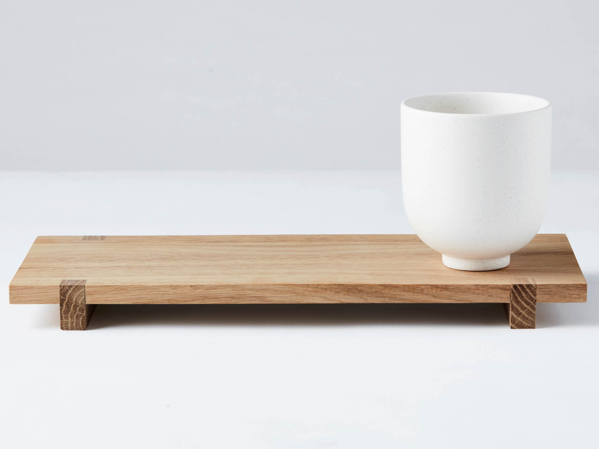 Miljøbilde trefat til bad. Japanese wood board fra Kristina Dam. Plassert med Setomono cup.